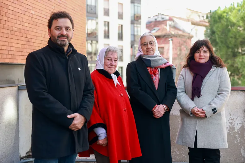Leonardo Fossati, Carmen Arias, Sara Mrad y Paula Sansone, representantes de las abuelas y las madres de Plaza de Mayo.
