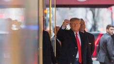 Trump abandonó el tribunal enojado y en medio de los alegatos finales. Trump abandonó el tribunal enojado y en medio de los alegatos finales.