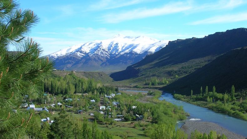Turismo en Argentina: el pueblo oculto que tiene un río transparente y una cascada.