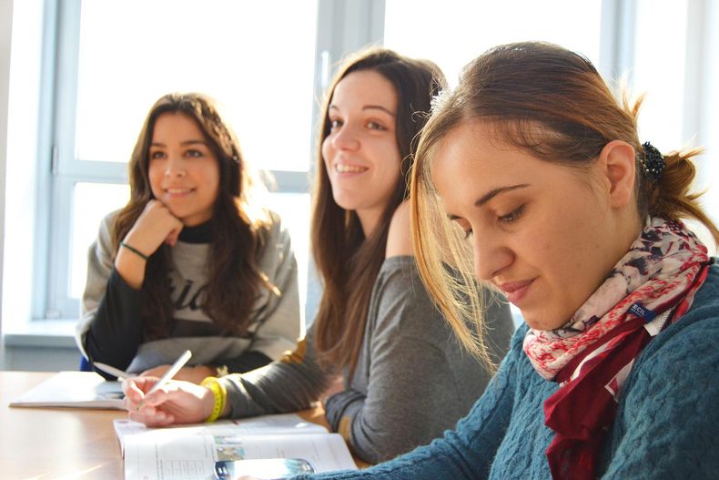 Los titulares de las Becas Progresar pueden recibir el extra por los cursos de idioma junto con la prestación.