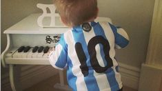 El hijo de Luisana Lopilato alentó al equipo argentino con la camiseta de Messi El hijo de Luisana Lopilato alentó al equipo argentino con la camiseta de Messi