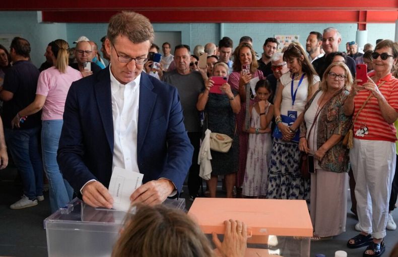 Alberto Nez Feijo, candidato del PP, vot en Madrid.
