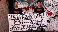 Bassaterra, a la izquierda, junto a otra activsta con quien vandalizó la mansión de Messi en Ibiza. Bassaterra, a la izquierda, junto a otra activsta con quien vandalizó la mansión de Messi en Ibiza.