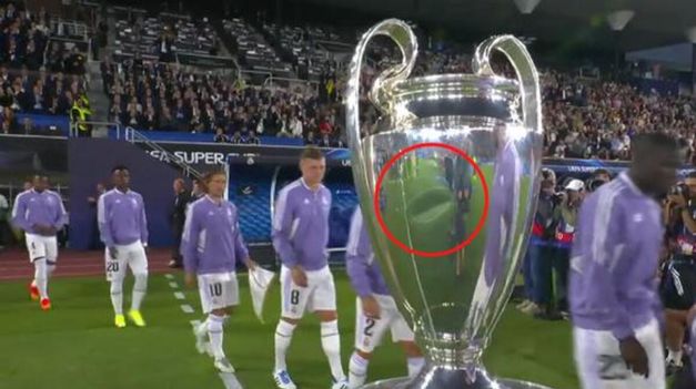 El bollo en el medio de la copa.