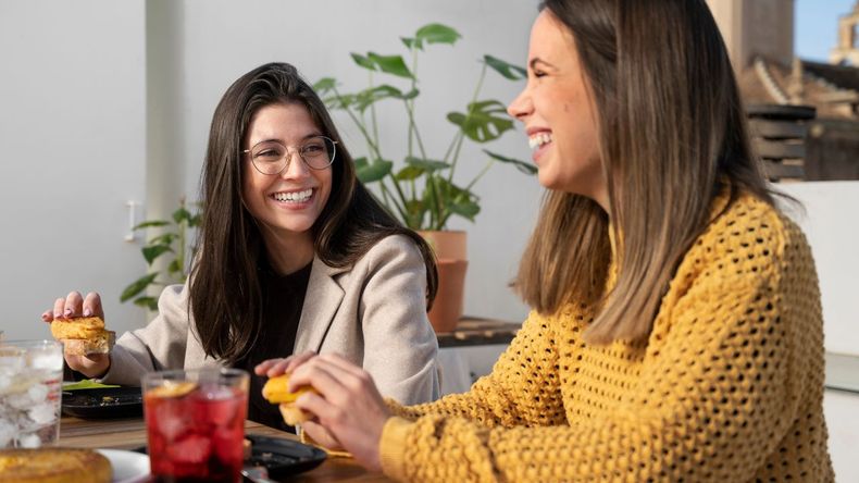 Estudios nutricionales y guías alimentarias actuales destacan el valor de la comensalidad —es decir, compartir la mesa con otras personas— como un aspecto clave para mejorar la relación con la comida, promover elecciones más saludables y reforzar el bienestar emocional