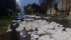 En Santa Rosa, provincia de La Pampa, el granizo se acumuló en las calles. En Santa Rosa, provincia de La Pampa, el granizo se acumuló en las calles.