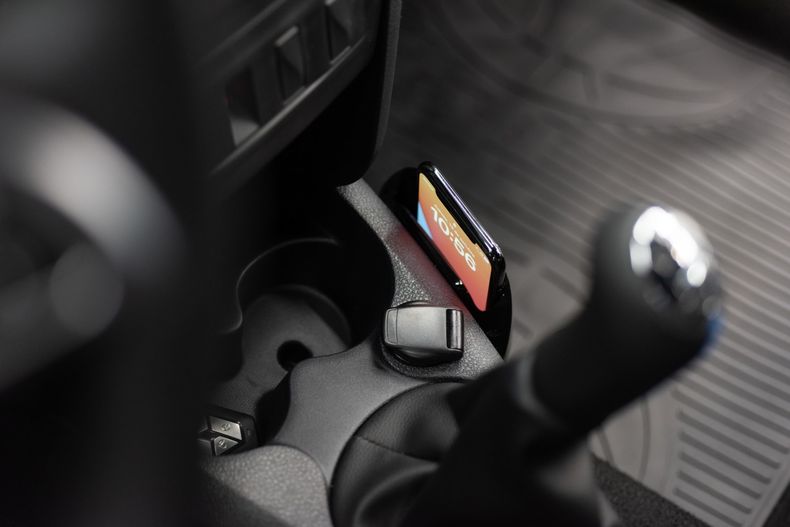 Nueva ubicación del cargador inalámbrico de celular.