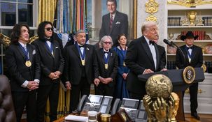 Trump y los condecorados por el líder republicano.