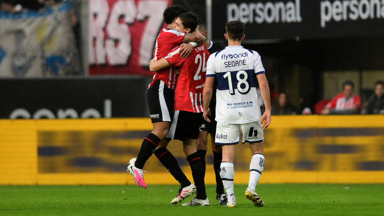 Eros Mancuso grita con Tomás Palacios el primer gol del clásico.