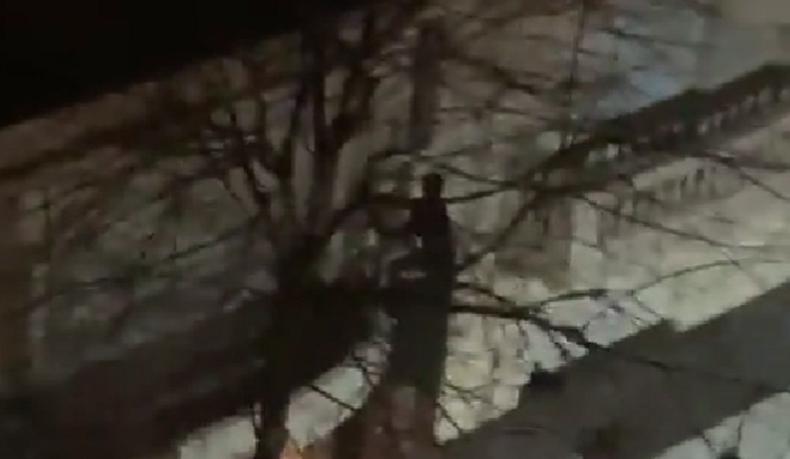 Recoleta: un hombre trepó para robar en un edificio y escapó luego de haber sido filmado.