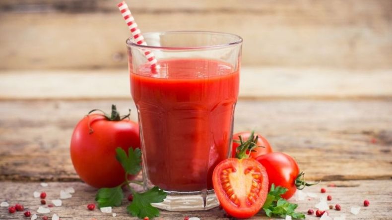 El tomate es una de las fuentes más ricas de licopeno, un poderoso antioxidante que combate los radicales libres y protege las células del daño oxidativo