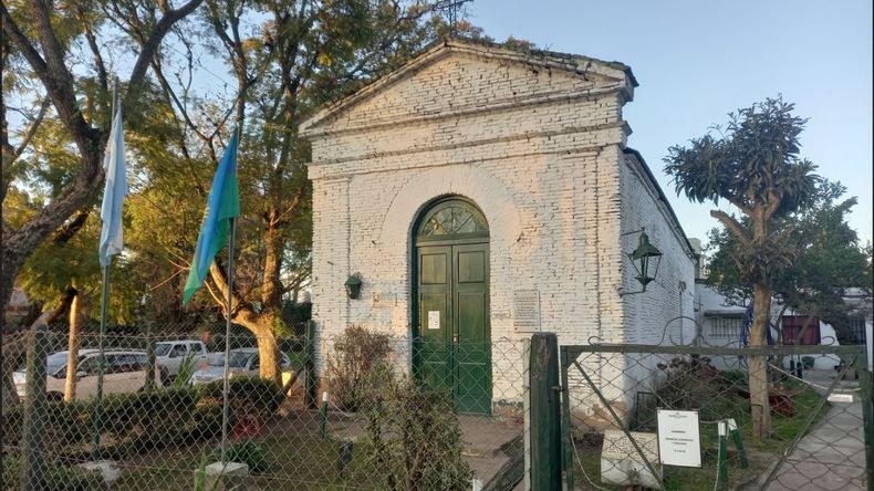 La capilla se encuentra a metros de la Laguna de Chascomús
