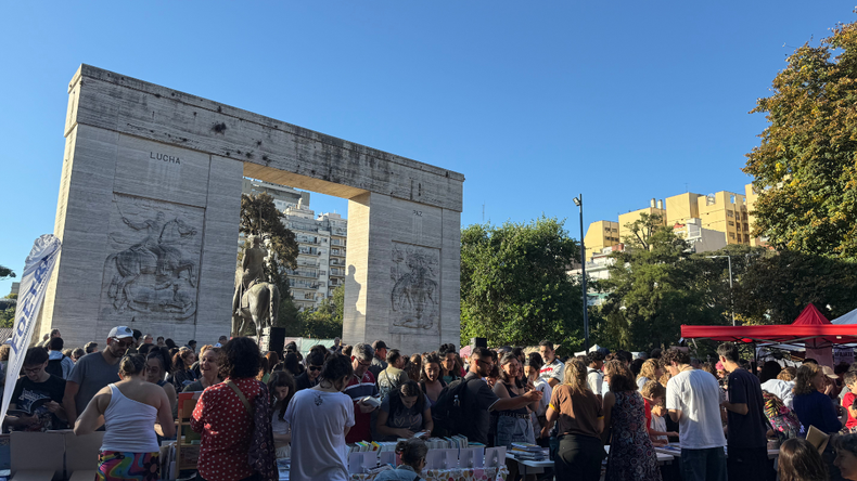 Cientos de personas se acercaron a Parque Rivadavia para apoyar al sector científico nacional.&nbsp;