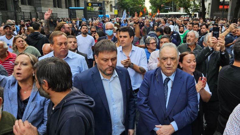 Diputados de UxP y de la Izquierda se sumaron a la marcha de jubilados e hinchas.