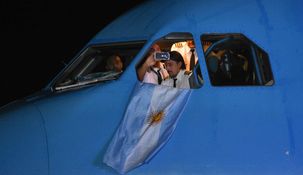 El avión que trasladó a la Selección llegó con la tercera estrella dibujada El avión que trasladó a la Selección llegó con la tercera estrella dibujada