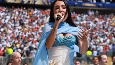 Becerra dejó en claro que el amor por la Patria se lleva en la voz, en la piel y en el escenario.