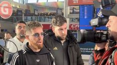 Iker Muniain fue recibido por varios hincas y firmó camisetas de San Lorenzo Iker Muniain fue recibido por varios hincas y firmó camisetas de San Lorenzo