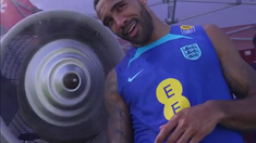 El seleccionado inglés se refrescaron con dispositivos gigantes luego del entrenamiento al mediodía. El seleccionado inglés se refrescaron con dispositivos gigantes luego del entrenamiento al mediodía.