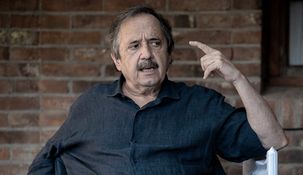 Ricardo Alfonsín se desafilió d de la UCR. Ricardo Alfonsín se desafilió d de la UCR.