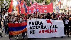 Conflicto internacional: la comunidad armenia protestó frente a la embajada de Azerbaiyán en la Argentina.