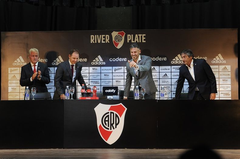 El vicepresidente Matías Patanian; el presidente Jorge Brito; Martín Demichelis y el mánager Enzo Francescoli, presentes en la conferencia.