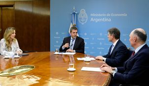 Massa junto a Flavia Royón y representantes de Chevron en Argentina.