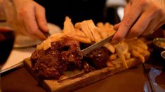 El lugar cuenta con una ambientación cálida y acogedora, destacada por una decoración rústica y mesas de madera que invitan a disfrutar de un momento agradable. El lugar cuenta con una ambientación cálida y acogedora, destacada por una decoración rústica y mesas de madera que invitan a disfrutar de un momento agradable.