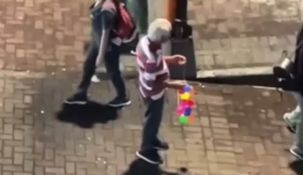 Los jovenes que le compraron todo al vendedor en Colombia.
