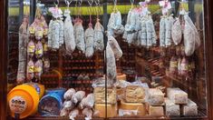 El sótano de este bodegón sorprende con una cava de quesos y fiambres. El sótano de este bodegón sorprende con una cava de quesos y fiambres.