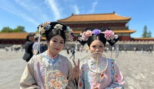 Mujeres con vestidos tradicionales, una postal de la Ciudad Prohibida. Mujeres con vestidos tradicionales, una postal de la Ciudad Prohibida.