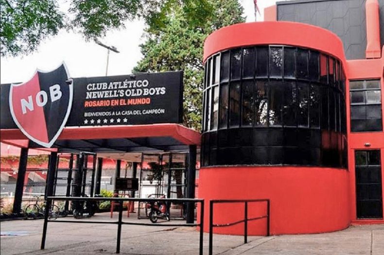 Mataron a un joven y lo dejaron en la puerta de la cancha de Newells con un inquietante mensaje