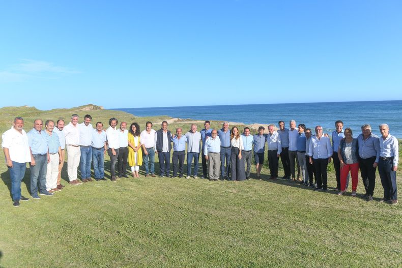 El Presidente y los intentendes bonaerenses en Chapadmalal.