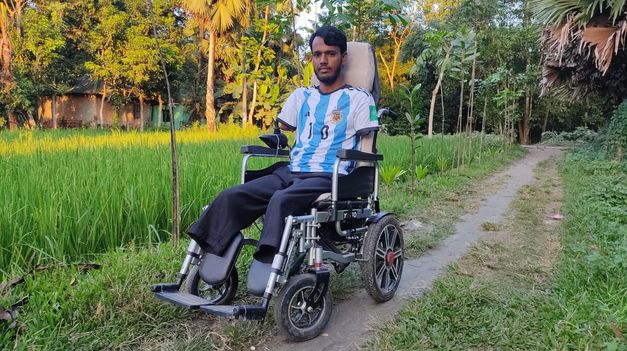 Abdul Motin colgaba una bandera en su negocio en la previa del Mundial 2014 cuando recibió una descarga eléctrica y sufrió la amputación de sus brazos y piernas.