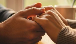 Las especulaciones crecieron a partir de una seguidilla de apariciones discretas en distintas ciudades europeas. Las especulaciones crecieron a partir de una seguidilla de apariciones discretas en distintas ciudades europeas.