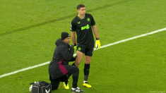 Dibu Martínez debio ser reemplazado en el entretiempo por una molestia. Dibu Martínez debio ser reemplazado en el entretiempo por una molestia.