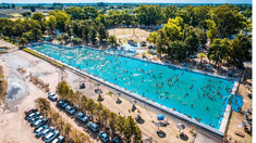 Los fines de semana de verano, la pileta recibe unos 10.000 visitantes por día. Los fines de semana de verano, la pileta recibe unos 10.000 visitantes por día.