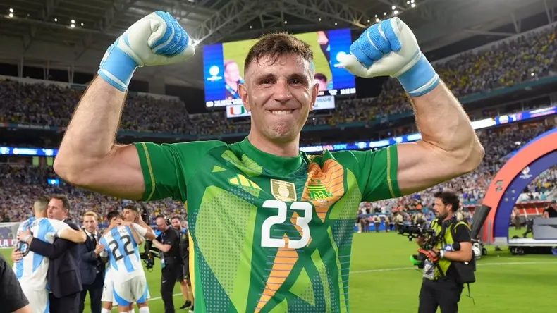 Dibu Martínez reconoció que hace terapia y que lo ayuda mucho en su desarrollo deportivo. Dibu Martínez reconoció que hace terapia y que lo ayuda mucho en su desarrollo deportivo.