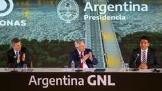 Alberto Fernández junto a Pablo González (YPF) y Tenkuu Mohamed Tawfik.