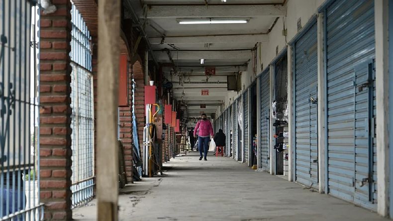 La mujer fue interceptada en la feria La Salada y dice que la drogaron y violaron.