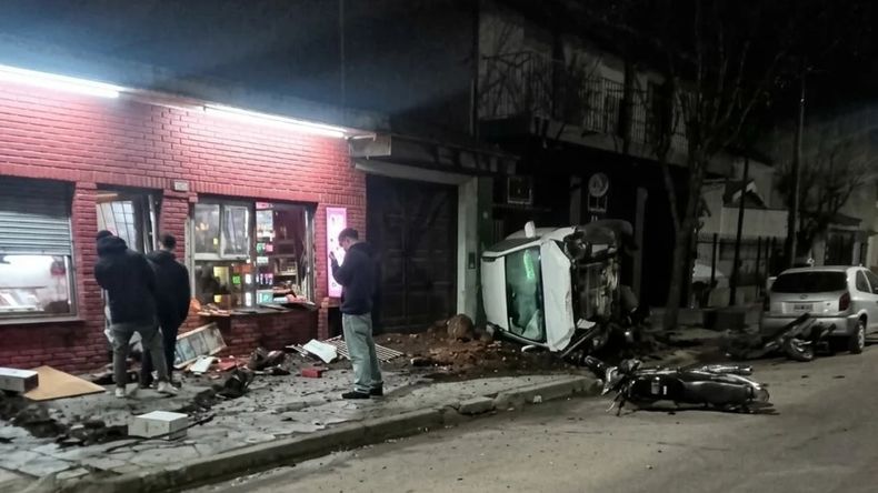 Vuelco y choque en Mar del Plata: un muerto y varios heridos.