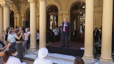 Alberto Fernández durante el brindis que encabezó con trabajadores estatales.