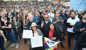 Continúan las demostraciones de apoyo a la Vicepresidenta.