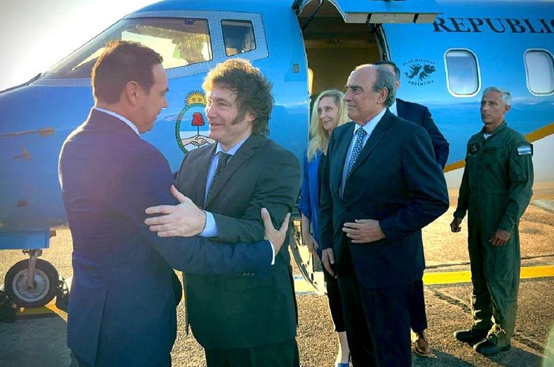 Javier Milei fue recibido por Gustavo Valdés en su llegada a Corrientes.