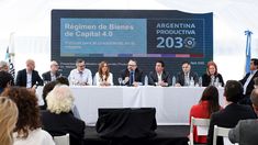 Kulfas junto a la diputada Victoria Tolosa Paz y el intendente Andrés Watson.&nbsp; &nbsp;