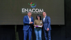 El presidente del ENACOM y el jefe comunal compartieron el acto en el Polideportivo La Patriada.