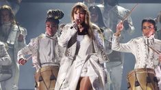 Taylor Swift retomó The Eras Tour en París y cambió su repertorio musical. Taylor Swift retomó The Eras Tour en París y cambió su repertorio musical.
