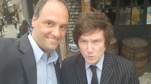 Manuel Adorni junto a Javier Milei.