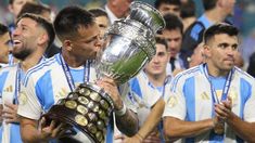 Lautaro Martínez besa el trofeo de la Copa América. Lautaro Martínez besa el trofeo de la Copa América.