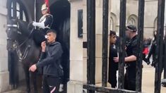 El tiktoker colocaba su micrófono bajo el hocico del caballo y lo aproximaba también al soldado como en una broma. El tiktoker colocaba su micrófono bajo el hocico del caballo y lo aproximaba también al soldado como en una broma.