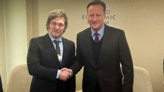Javier Milei y el canciller británico, David Cameron.